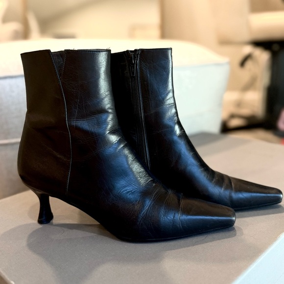 Stuart Weitzman Shoes - Stuart Weitzman Black Leather Kitten Heel Ankle Boots Pointed Toe Size 6